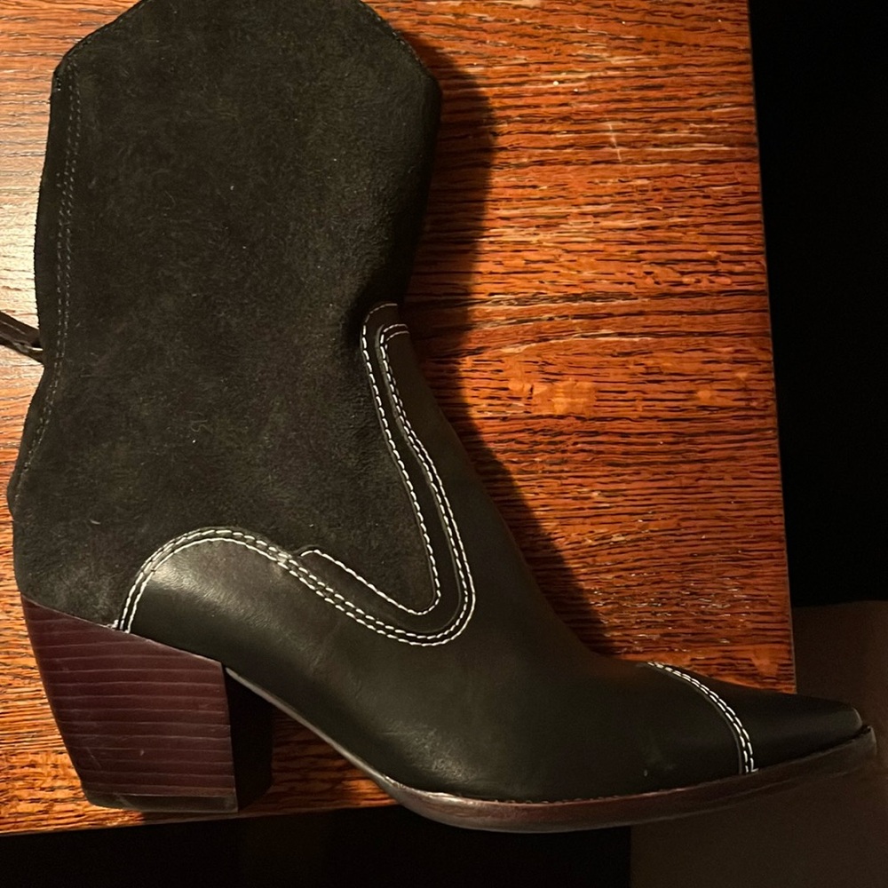 Woman’s Mattise boots size 7.5 Black suede and leather ankle boots. stylish
